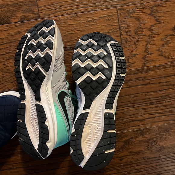 Mint green and gray Nike sneakers - Picture 3 of 4